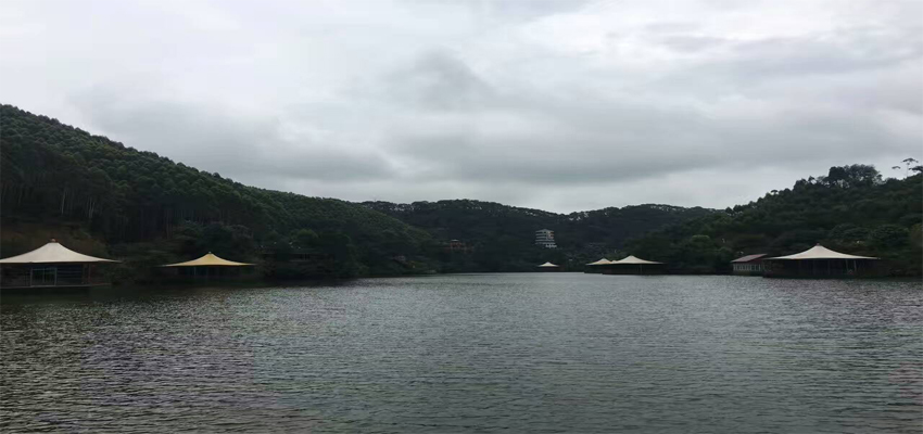 工業(yè)節(jié)能風(fēng)扇核心團(tuán)隊(duì)于景區(qū)乘船、觀賞山水