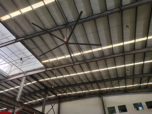 告別悶熱桎梏！7.3 米工業(yè)大吊扇，用大風(fēng)量締造車間舒適生產(chǎn)空間